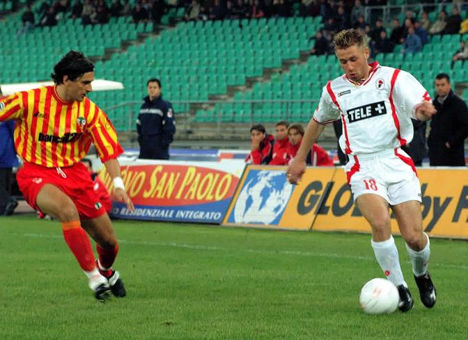 Cassano nel derby con il Lecce del 2001: a Bari, dopo la trafila nelle giovanili,  rimasto due stagioni. Ap